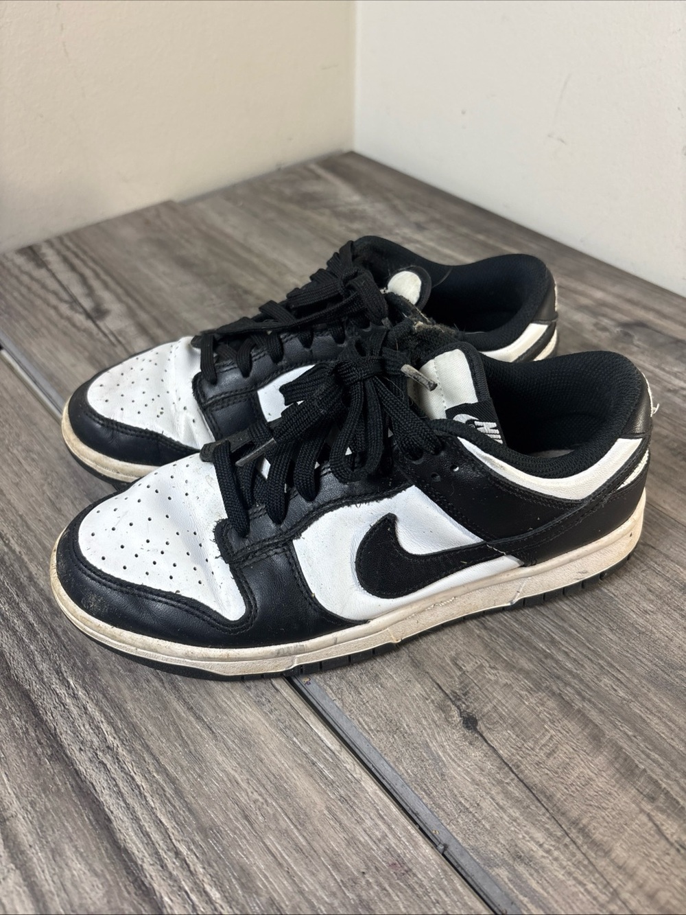 Nike women’s size 8.5 Black White Low-Top Dunk Sneakers see damage in pictures